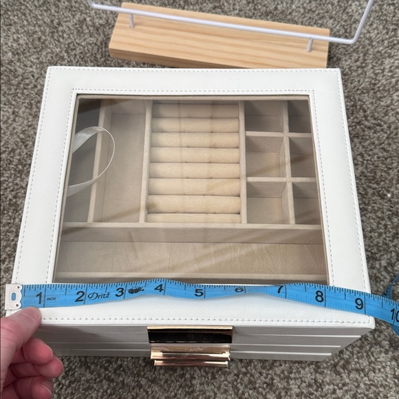 Elegant White Jewelry Organizer Box - Picture 8 of 9